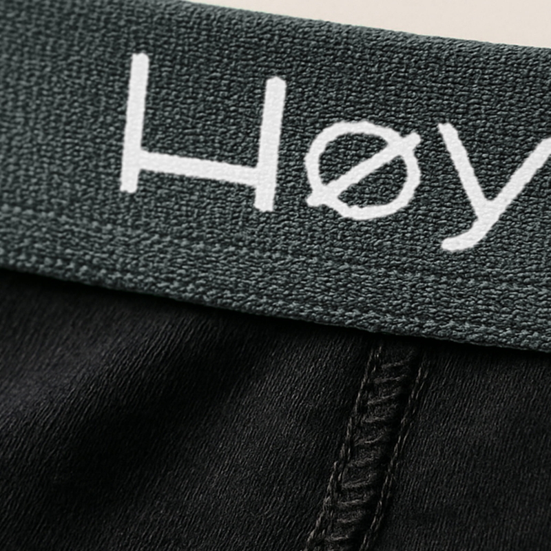 Logo HøyBerg na gumie bokserek - zbliżenie na markę bielizny męskiej