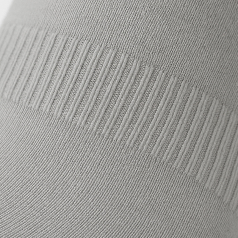 Zbliżenie na ściągacz po środku skarpety Bad Surfer