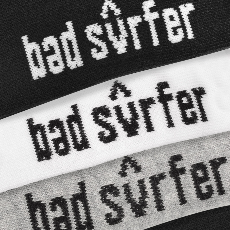 Logo Bad Surfer na skarpetach - różne kolory napisów marki