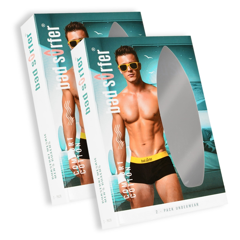 Opakowanie bokserek Bad Surfer – 2-pack męskiej bielizny z grafiką modela w czarnych bokserkach z żółtą gumą