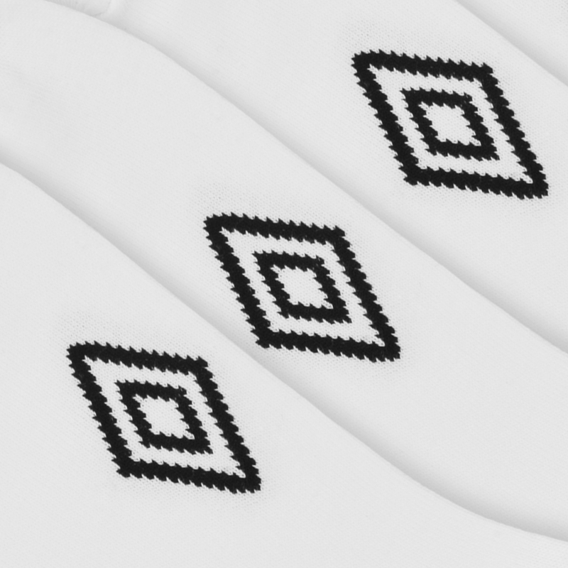 Detal logo Umbro na białych skarpetkach