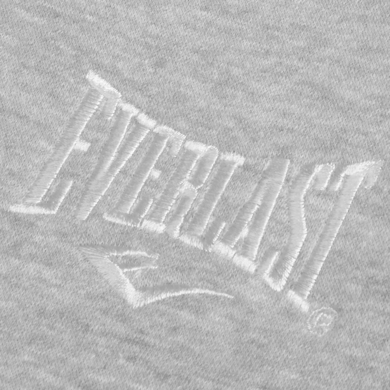 Detal logo Everlast na pasie spodni dresowych męskich szare