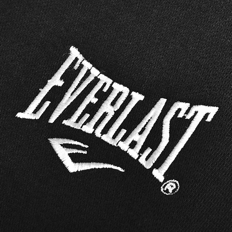 Detal logo Everlast na pasie spodni dresowych męskich czarnych