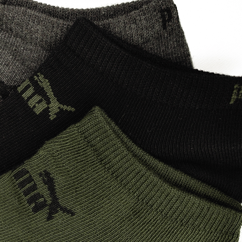 Detal logo Puma na skarpetkach