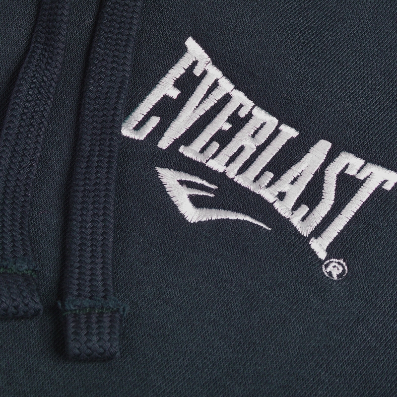 Detal logo Everlast na granatowej bluzie