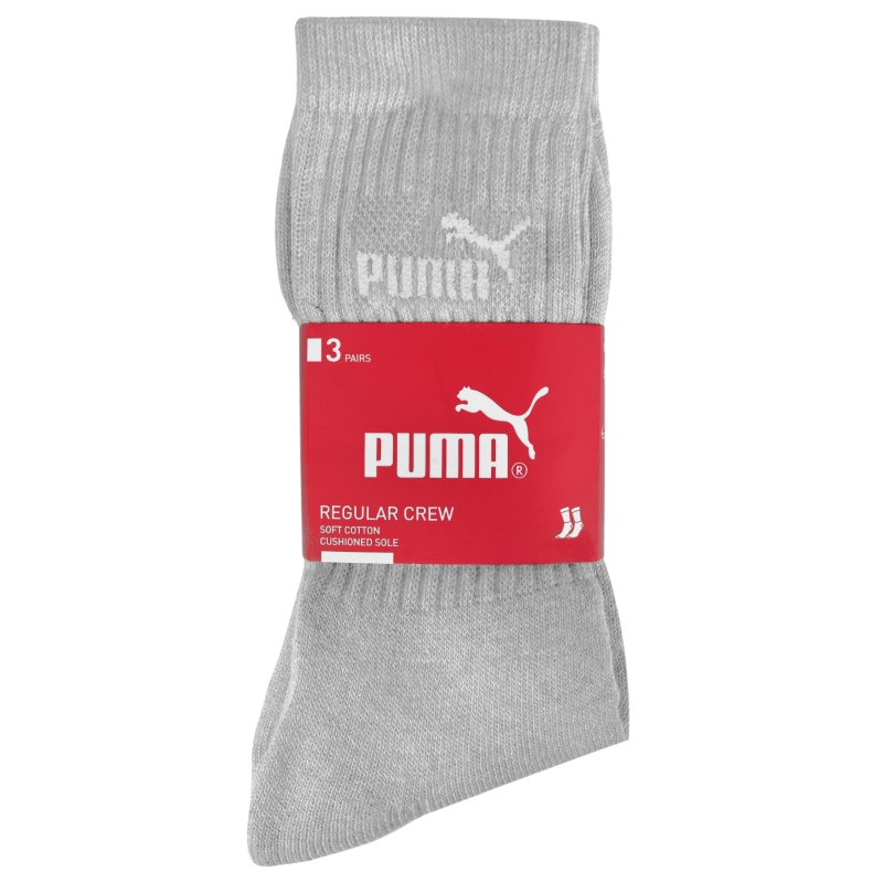 Trzy pary szarych skarpet Puma zapakowane w czerwone opakowanie z logo.