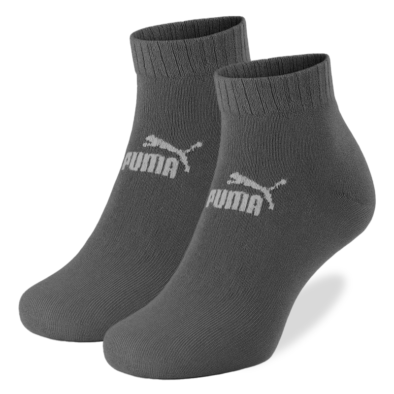 Jedna para ciemnoszarych skarpet quarter Puma z białym napisem.