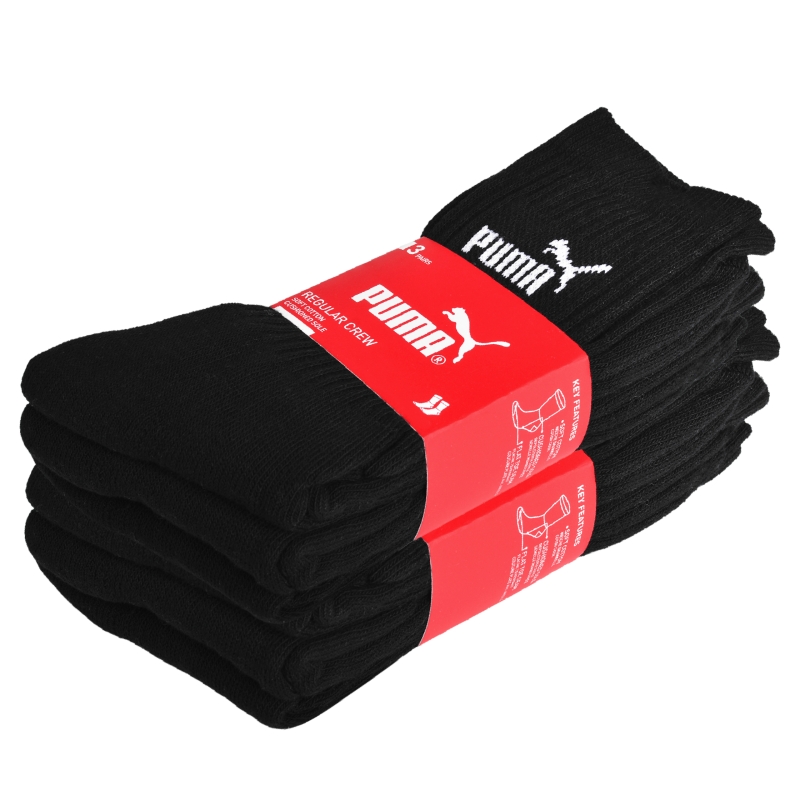 Zestaw sześciu czarnych skarpet Puma spiętych czerwoną opaską z logo.
