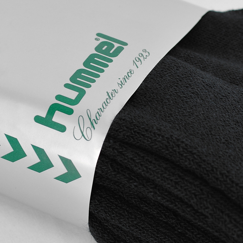 Hummel logo na opakowaniu czarnych skarpet