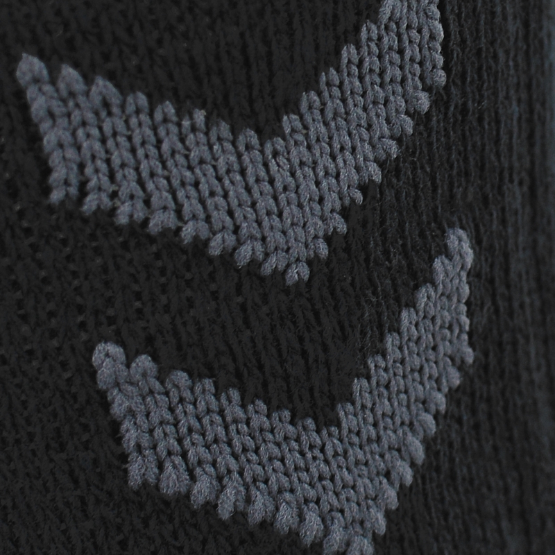 Szczegół logo Hummel na czarnym materiale