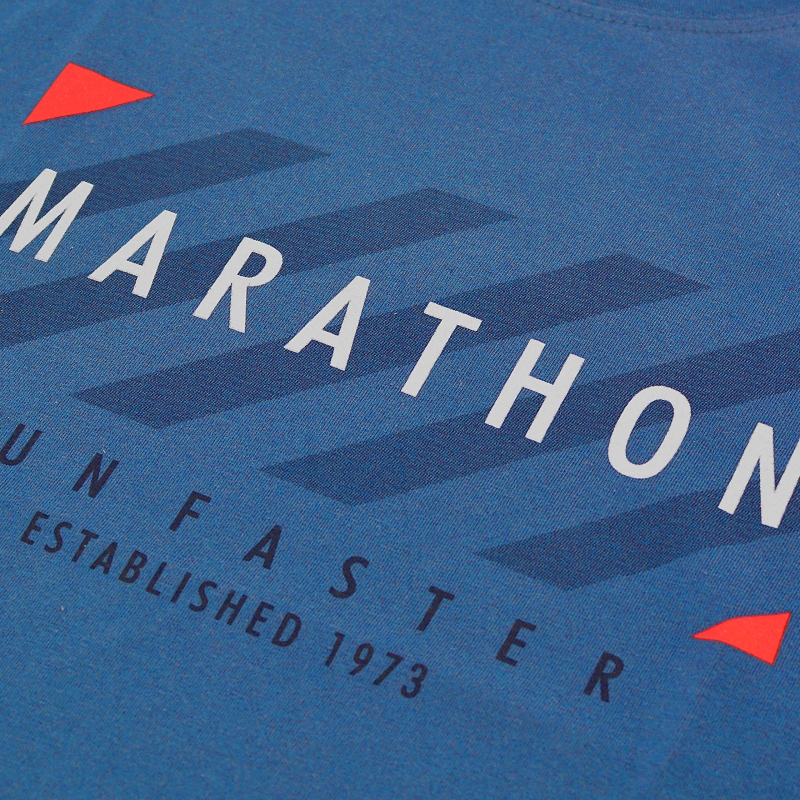 Zbliżenie na nadruk na bluzce piżamy męskiej Cornette Marathon