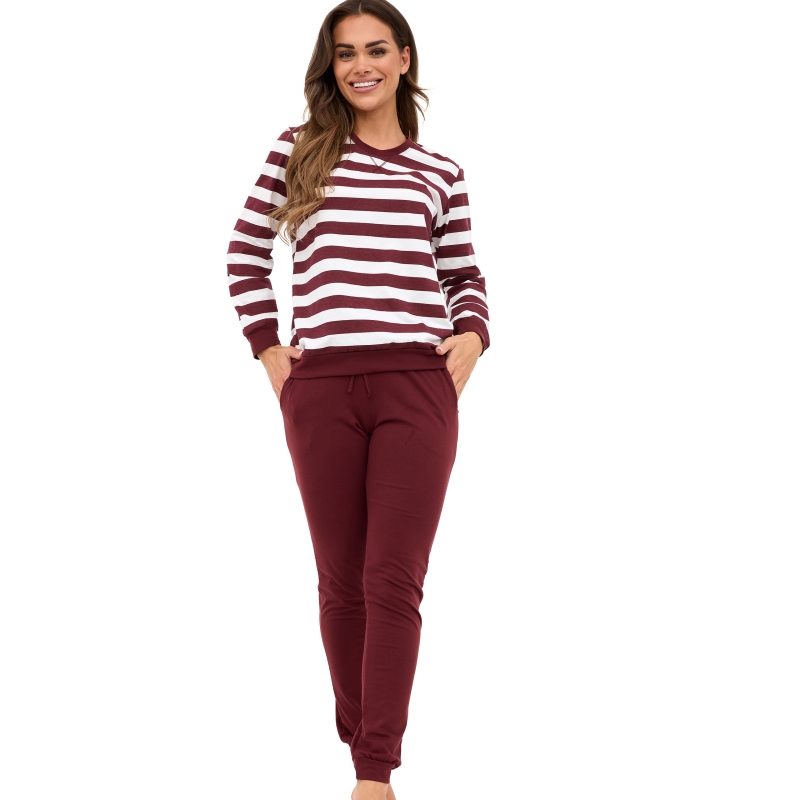 Modelka w piżamie damskiej Cornette w bordowe paski Model