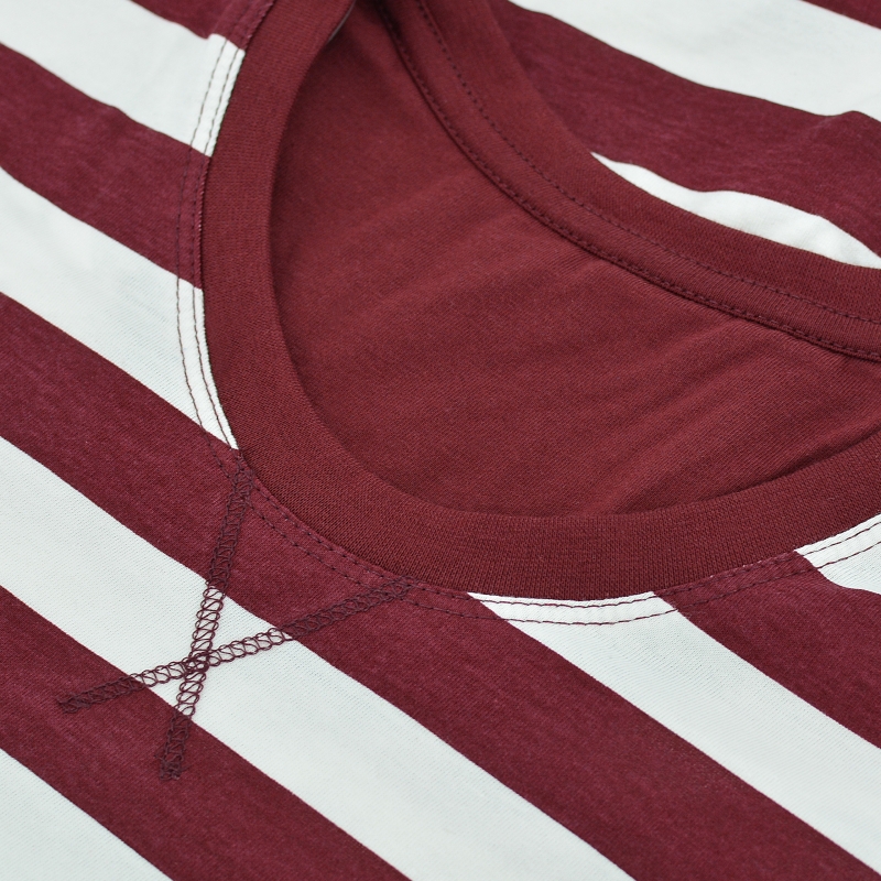 Zbliżenie na dekolt bluzki od piżamy damskiej Cornette w bordowe paski