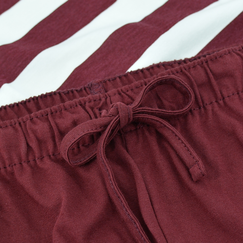 Zbliżenie na sznurek spodni od piżamy damskiej Cornette w bordowe paski