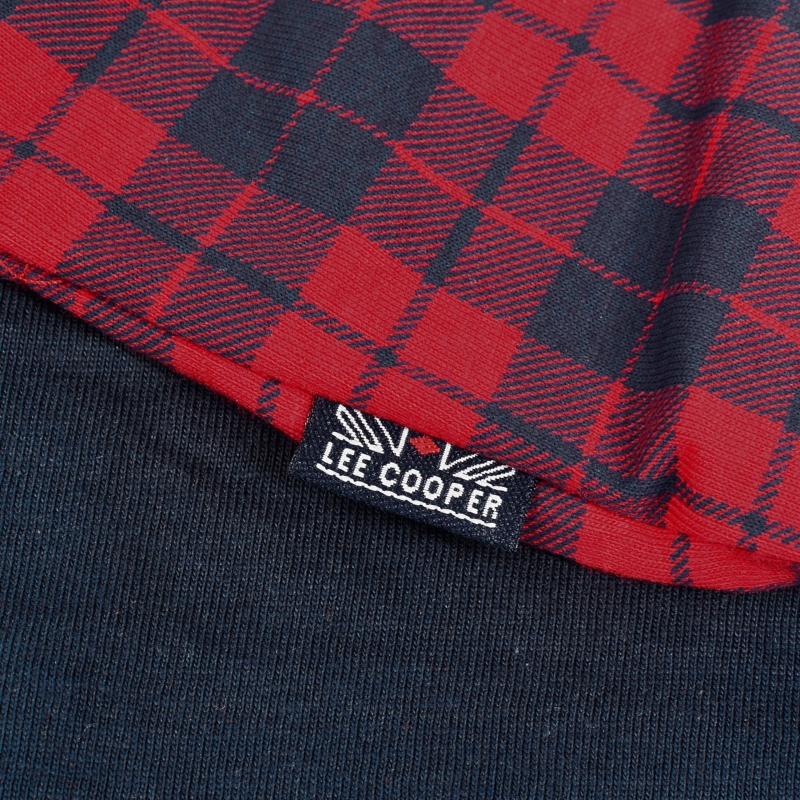 Naszywka Lee Cooper na czerwonej kracie spodni