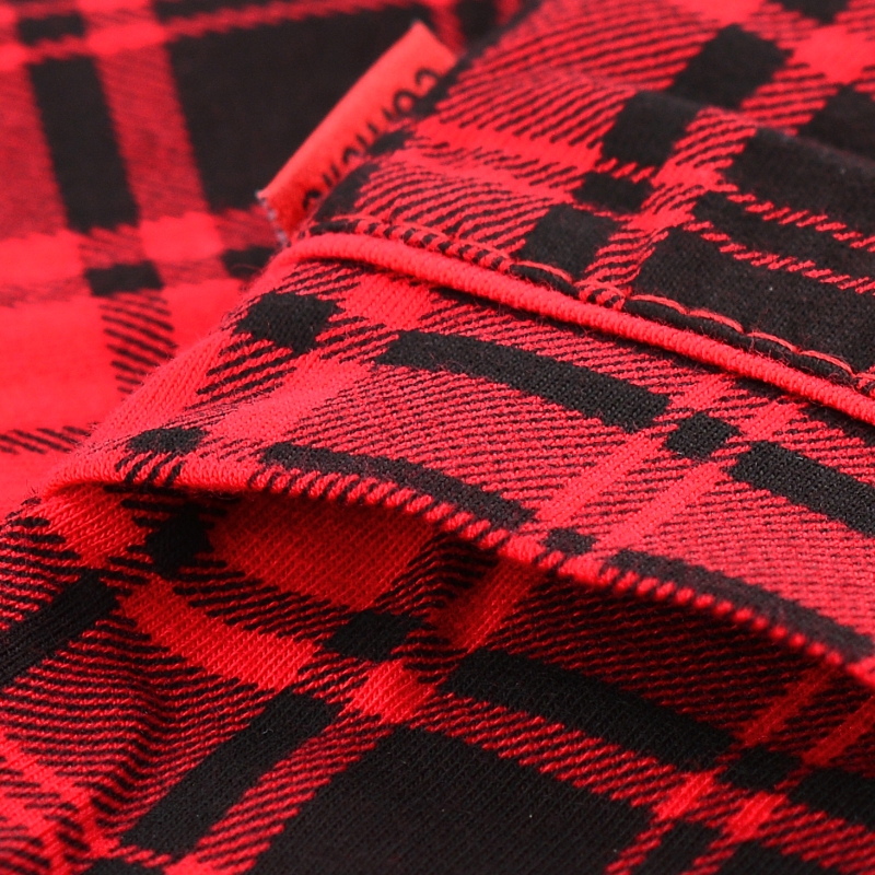 Cornette piżama – detal rękawa w czerwono-czarną kratę