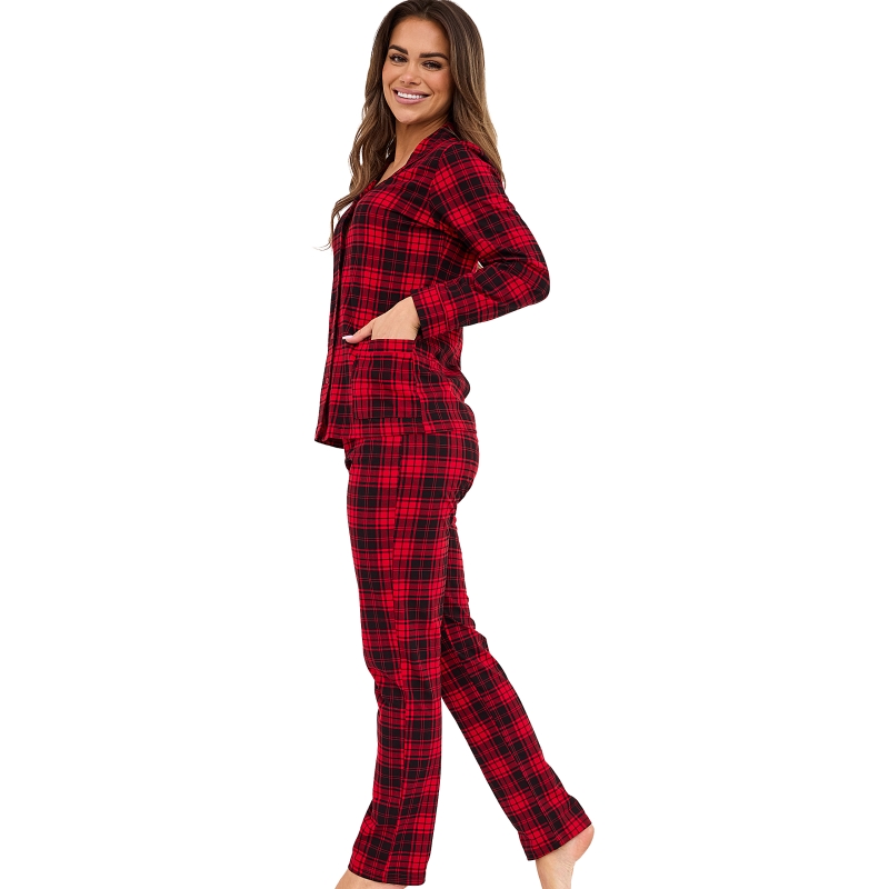 Kobieta w piżamie damskiej Cornette z długim rękawem czerwona krata Model