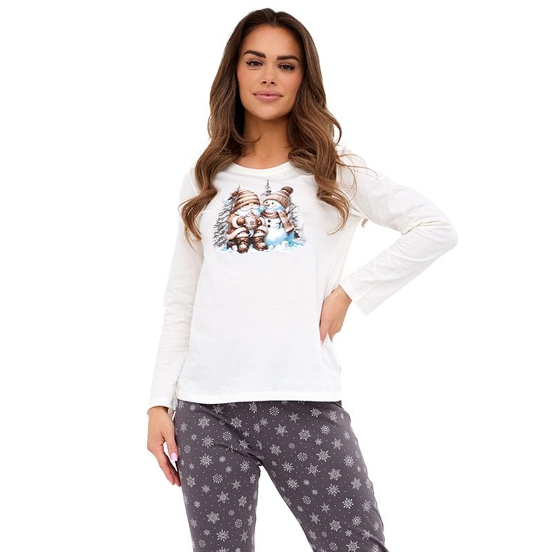 Cornette piżama – kobieta w piżamie w śnieżynki Model