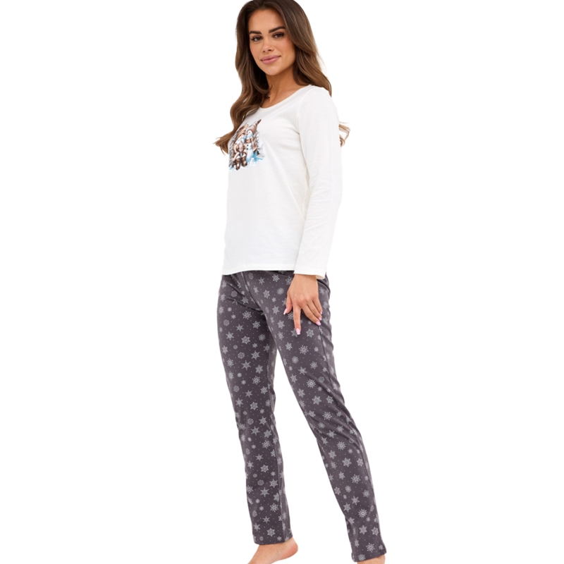 Cornette piżama – kobieta w piżamie w śnieżynki, bokiem