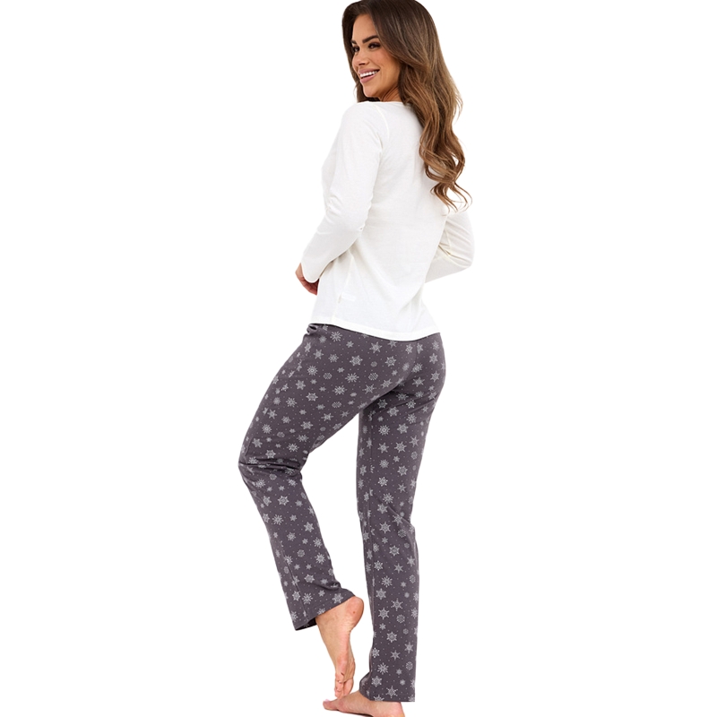 Cornette piżama – kobieta tyłem, spodnie w śnieżynki