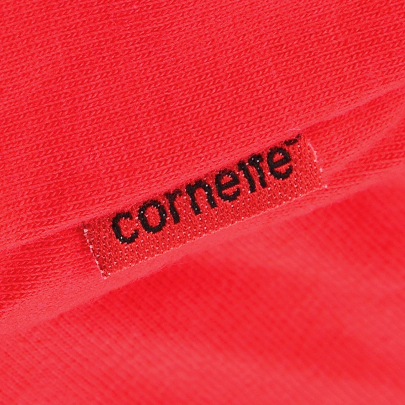 Cornette piżama – metka z logo na rękawie koszulki