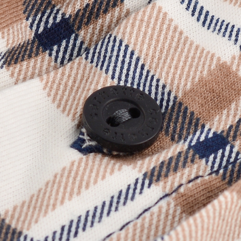 Cornette piżama – guzik z logo na materiale w kratę