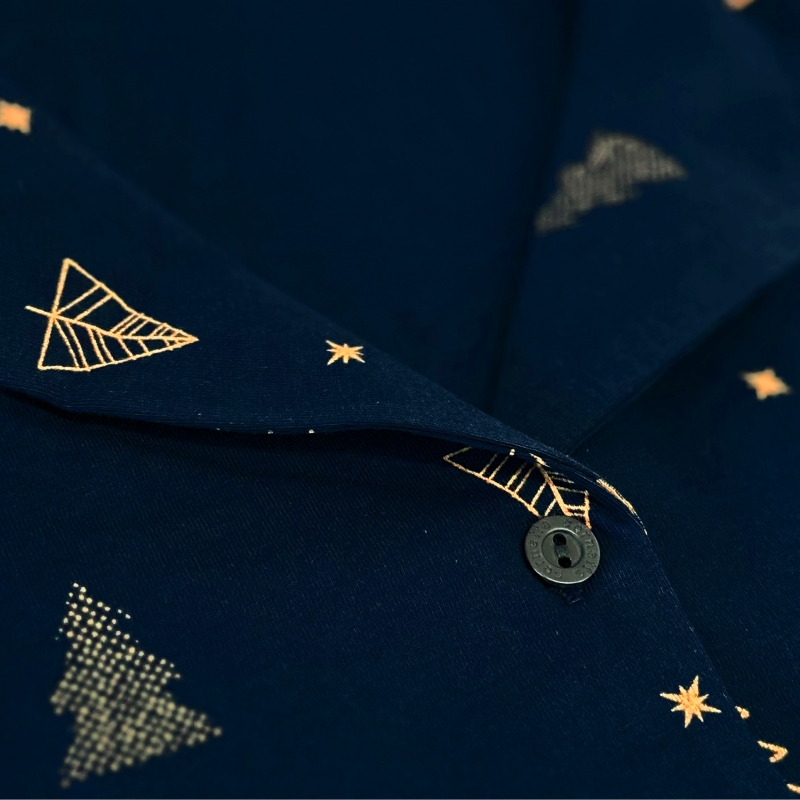 Cornette piżama – detal kołnierzyka z ozdobną lamówką