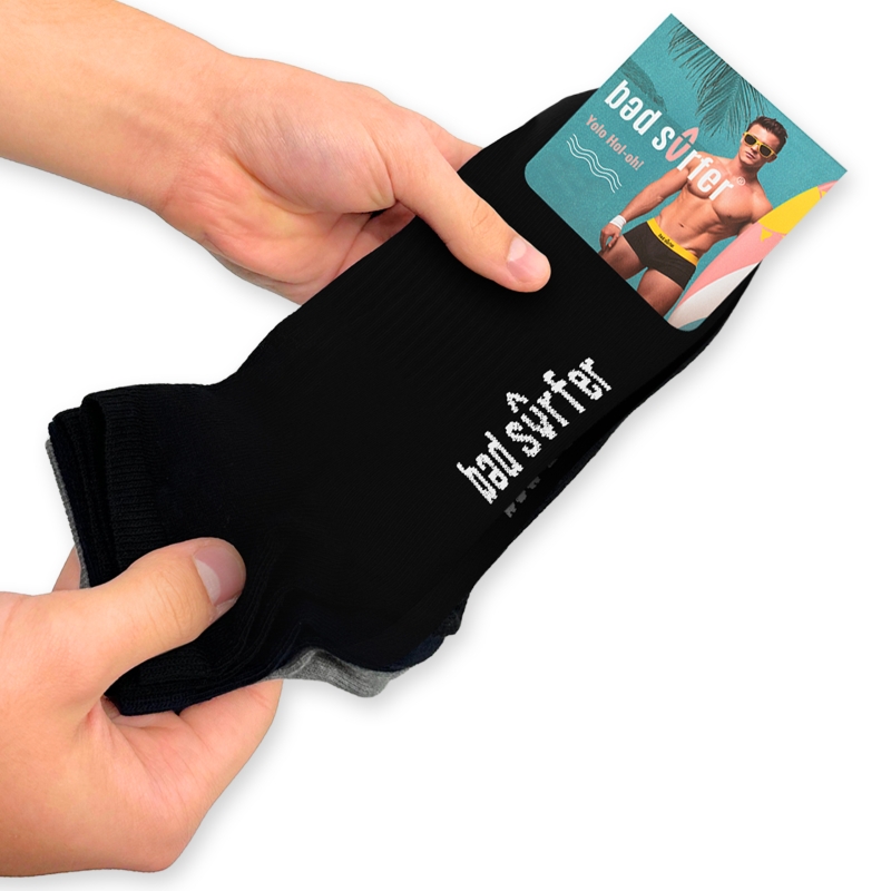 Skarpety bad surfer – opakowanie w dłoniach