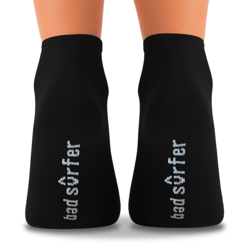 Skarpety bad surfer – widok od tyłu na stopach