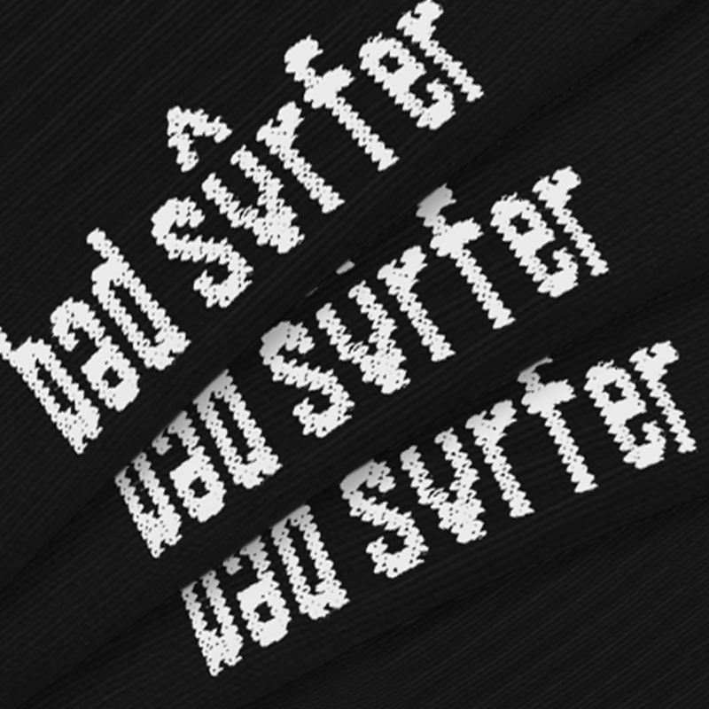 Skarpety bad surfer – zbliżenie na białe logo