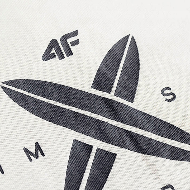 Zbliżenie na białą koszulkę męską 4F