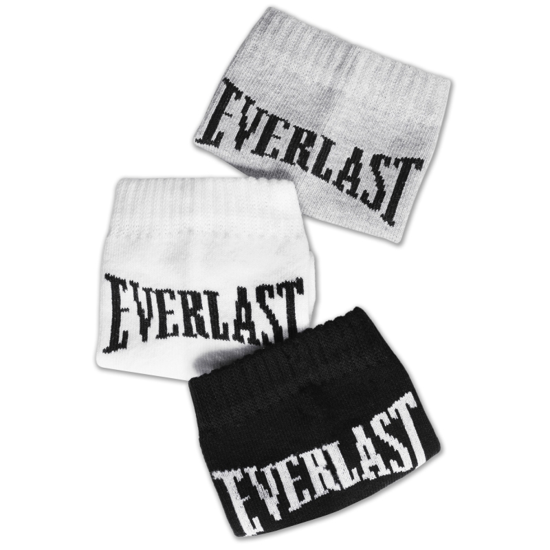 Zbliżenie na elastyczne ściągacze skarpet Everlast z nadrukiem marki w trzech kolorach: czarnym, białym, szarym