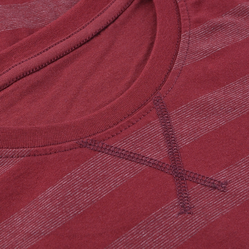 Zbliżenie na dekolt i szwy bordowej piżamy Cornette