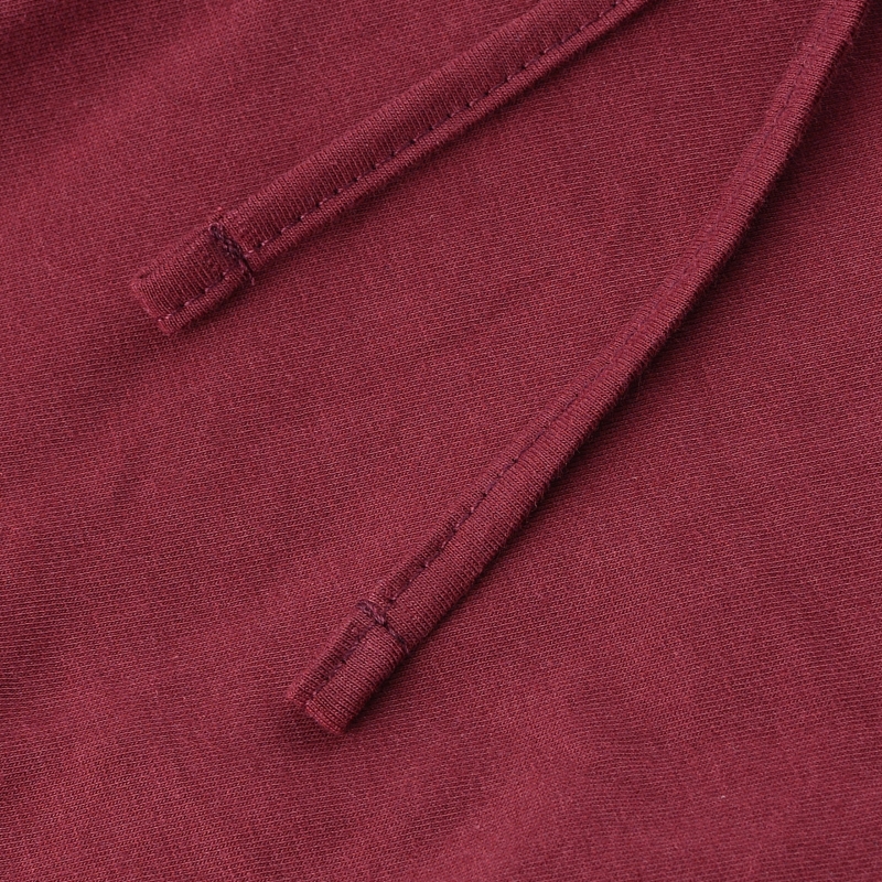 Sznurek regulacyjny w spodniach bordowej piżamy Cornette