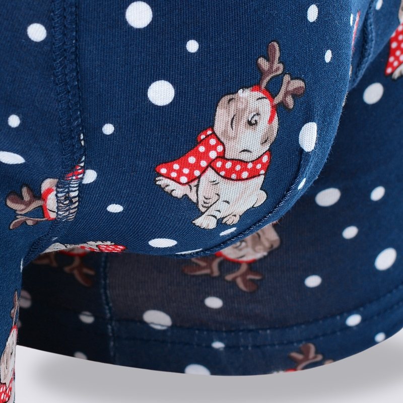 Zbliżenie na wzór Mikołaja na czerwonych bokserkach Lee Cooper