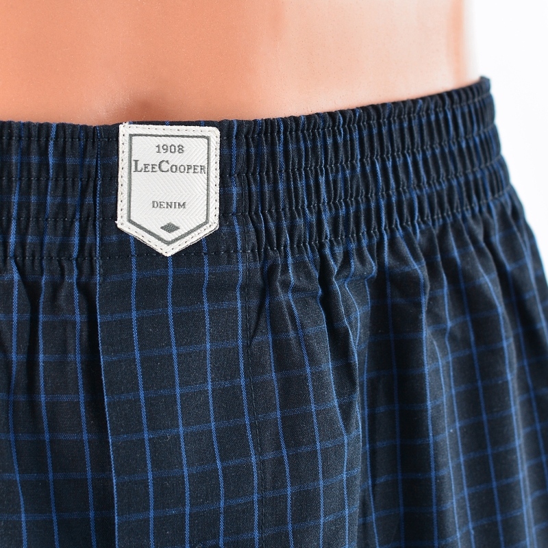 Zbliżenie na pas granatowych bokserek męskich Lee Cooper