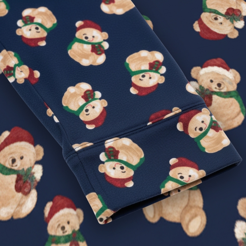 Zbliżenie na rękaw piżamy Cornette, granatowy materiał z nadrukiem misiów