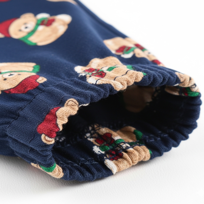 Zbliżenie na ściągacz piżamy Cornette, granatowy materiał z nadrukiem misiów