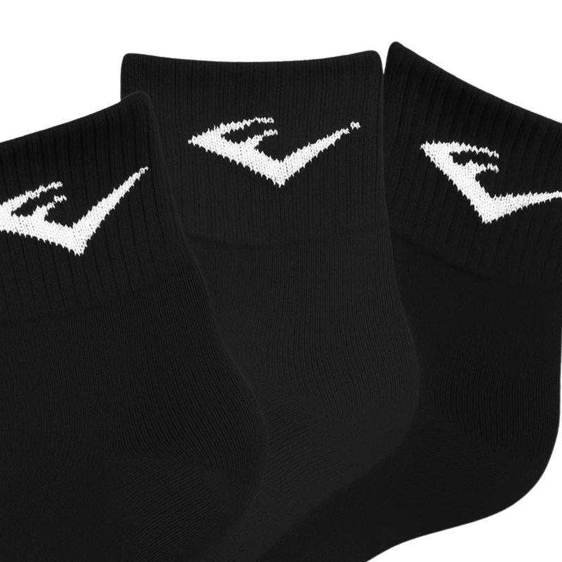 Zbliżenie na elastyczny ściągacz w czarnych skarpetach Everlast