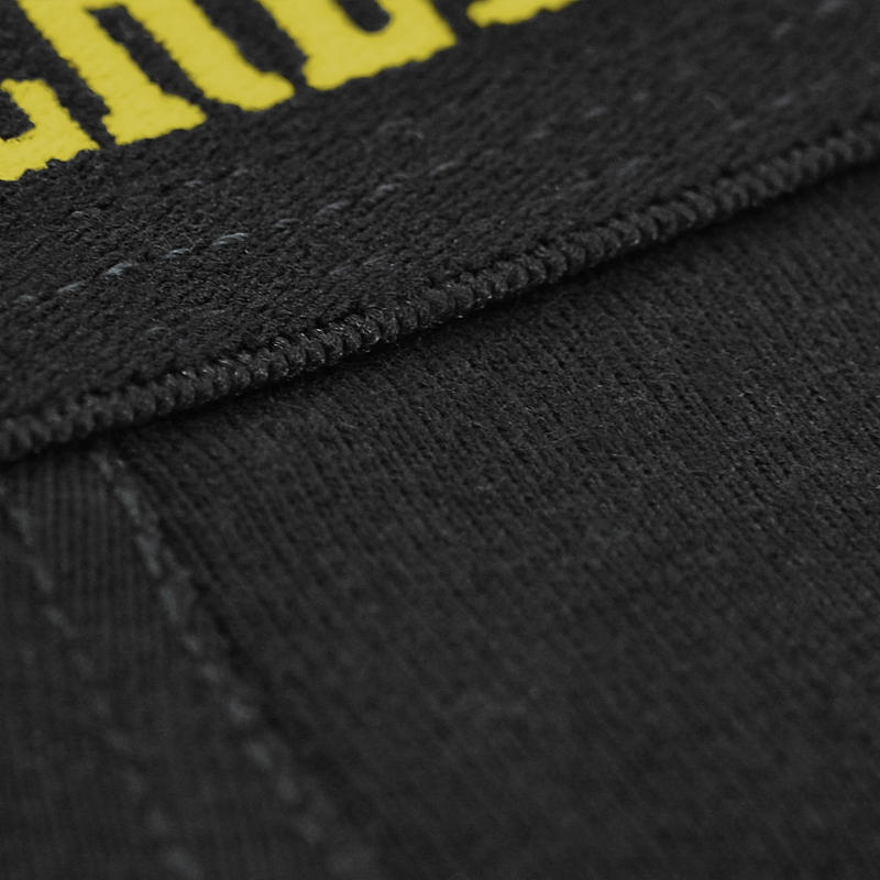 Zbliżenie szwu i czarnego materiału bokserki Everlast