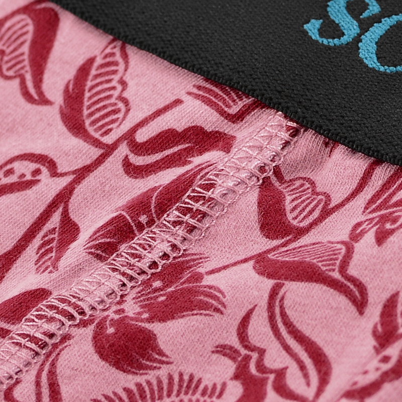 Zbliżenie szwu i gumy bokserek Scotch&Soda we wzory