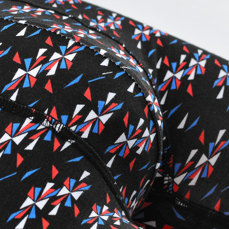 Zbliżenie szwu bokserek Scotch&Soda z kolorowym nadrukiem