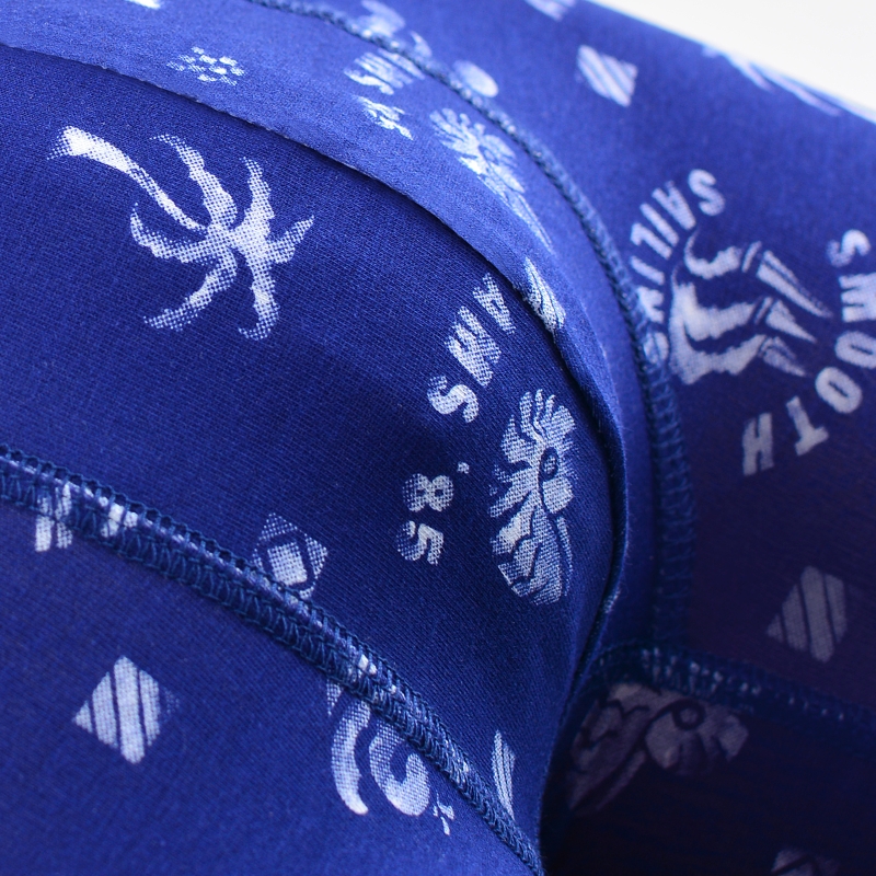 Zbliżenie szwu bokserek Scotch&Soda z tropikalnym nadrukiem