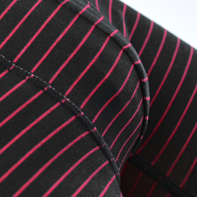 Zbliżenie szwu bokserki Scotch&Soda czarne czerwone paski