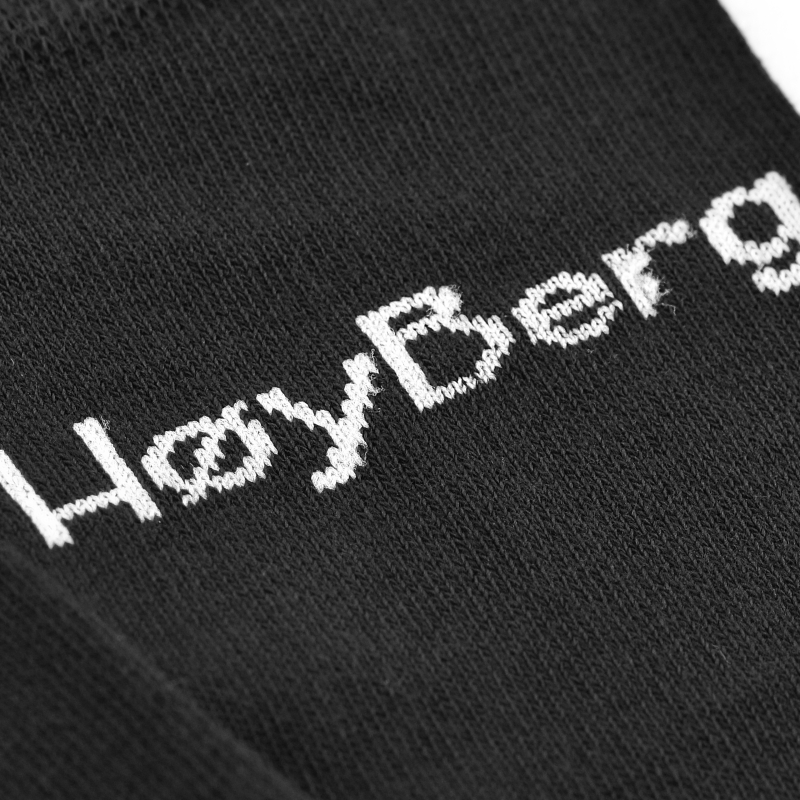 Logo HøyBerg na czarnych skarpetach