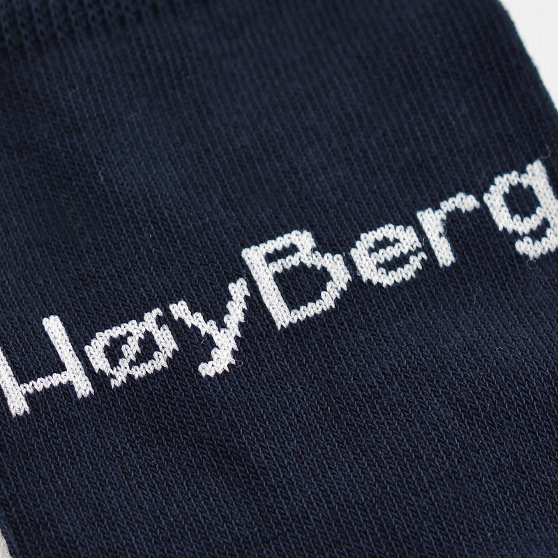Haft HøyBerg na granatowych skarpetach