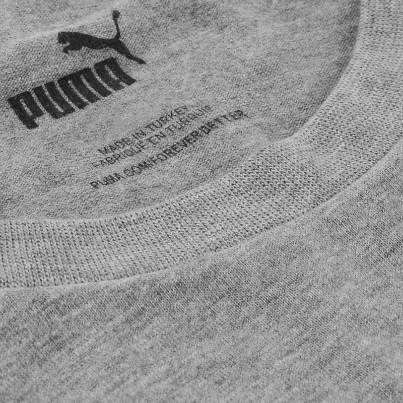 Zbliżenie na dekolt T-Shirtu Puma z wewnętrznym nadrukiem