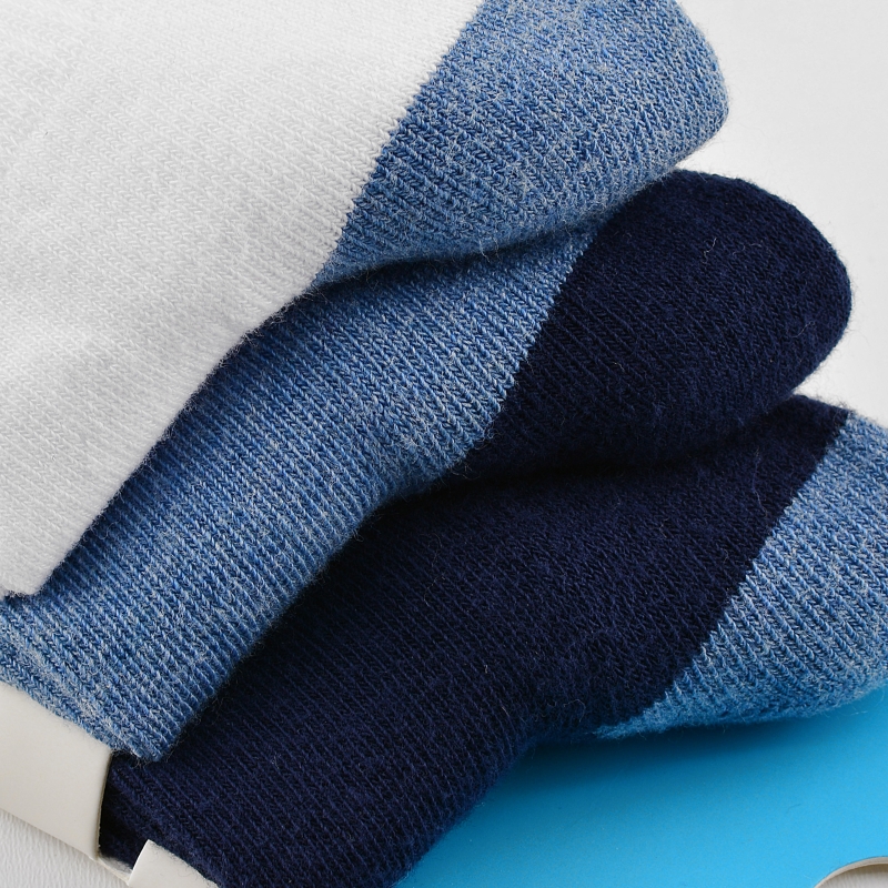 Zbliżenie na materiał skarpet Scotch and Soda