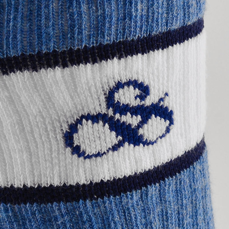 Zbliżenie na haft Scotch and Soda na skarpetach