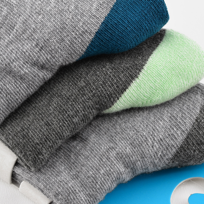 Zbliżenie na materiał szarych skarpet Scotch and Soda